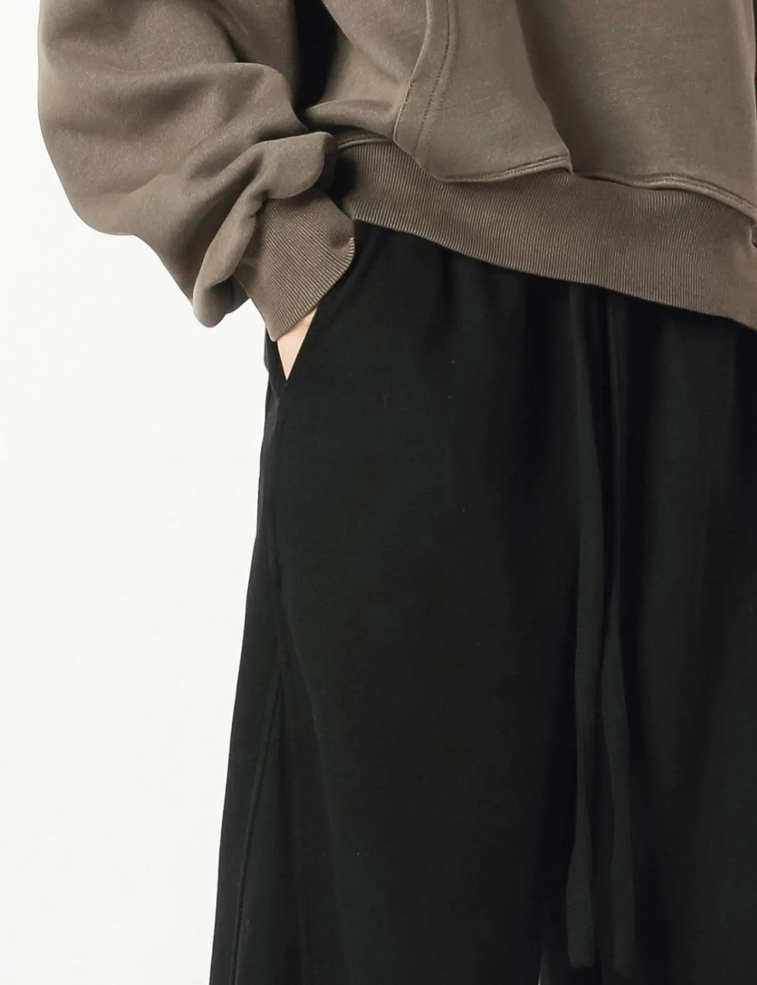 Fullneat Essential Cargo Sweatpants - Model Shown