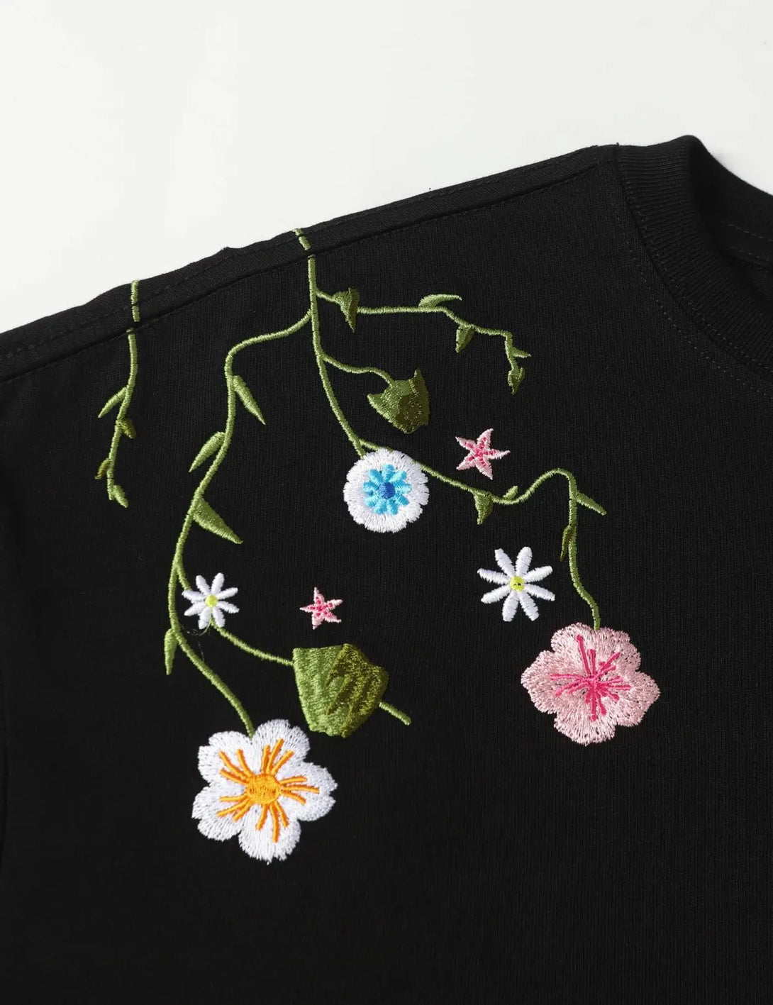 Fullneat Vintage Flower Graphic Tee - Details